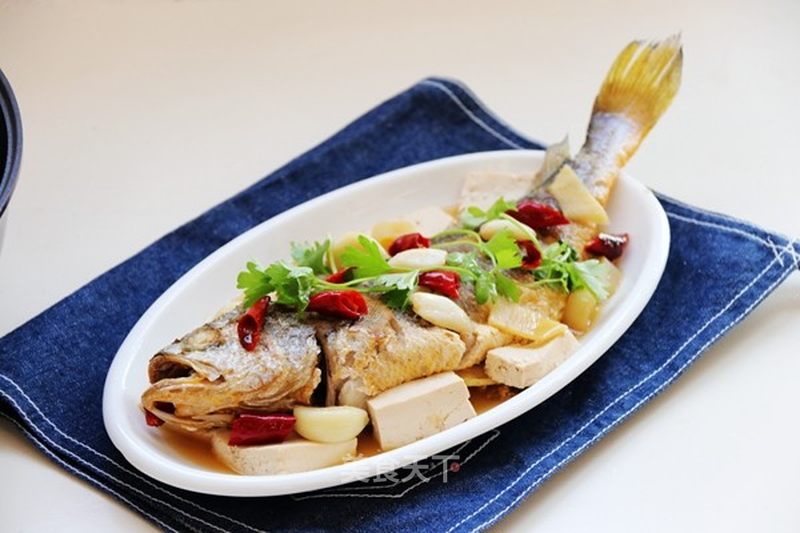 冷冻黄鱼炖豆腐，鲜美滋味，滋养身心