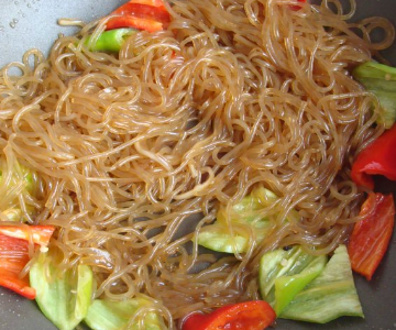 鸡蛋尖椒粉条肉丝的做法