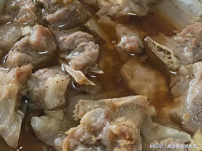 黑猪排骨炖豆腐，家常美食中的滋补佳品
