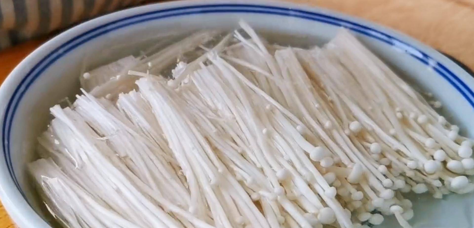 公鸡闷，传统佳肴的美味与营养揭秘