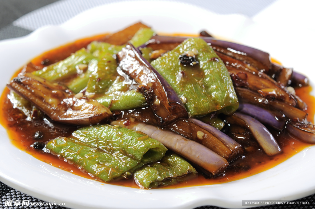 茄子青椒豆腐焖饭，家常美食的全新演绎