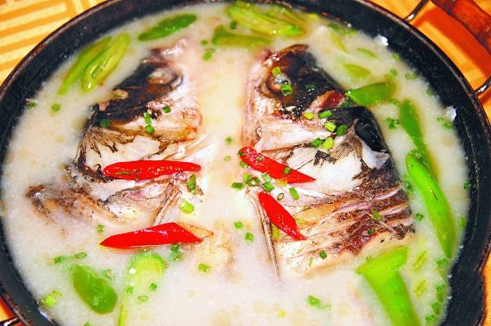 豆瓣酱鱼头豆腐，家常美食的鲜美秘诀