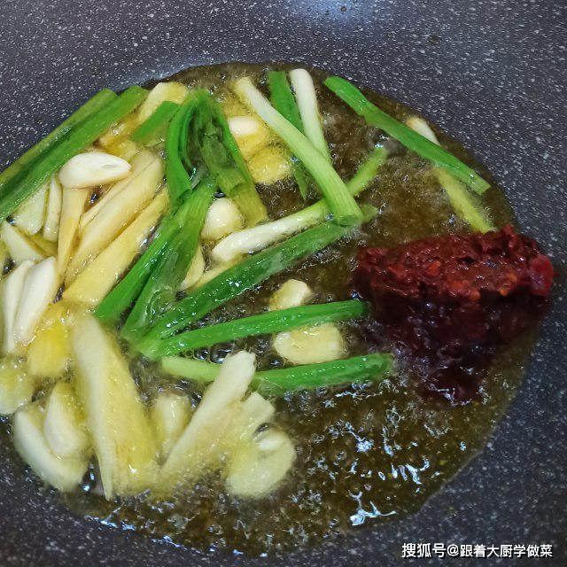 豆瓣酱鱼头豆腐，家常美食的鲜美秘诀