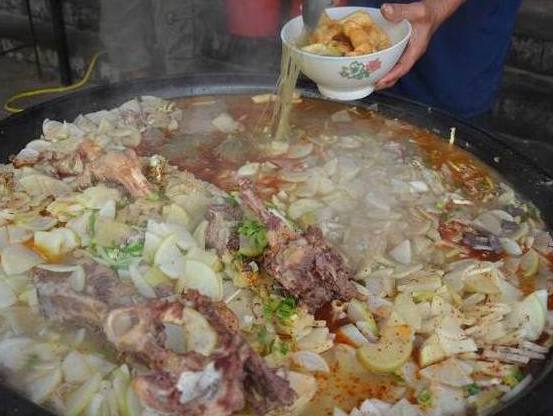 油麦鱼豆腐炖菜的做法