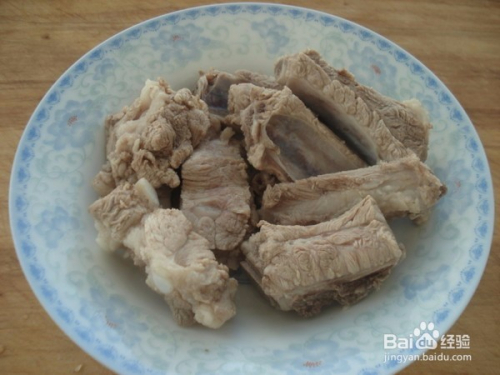 墨鱼鱼翅排骨汤的做法