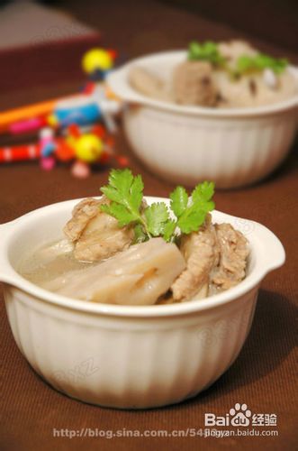 热干面莲藕排骨汤的做法