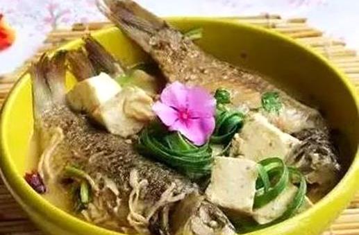 豆腐玉米炖鱼的做法