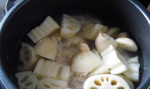 扒皮鱼豆腐煲汤的做法