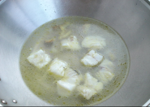 扒皮鱼豆腐煲汤的做法