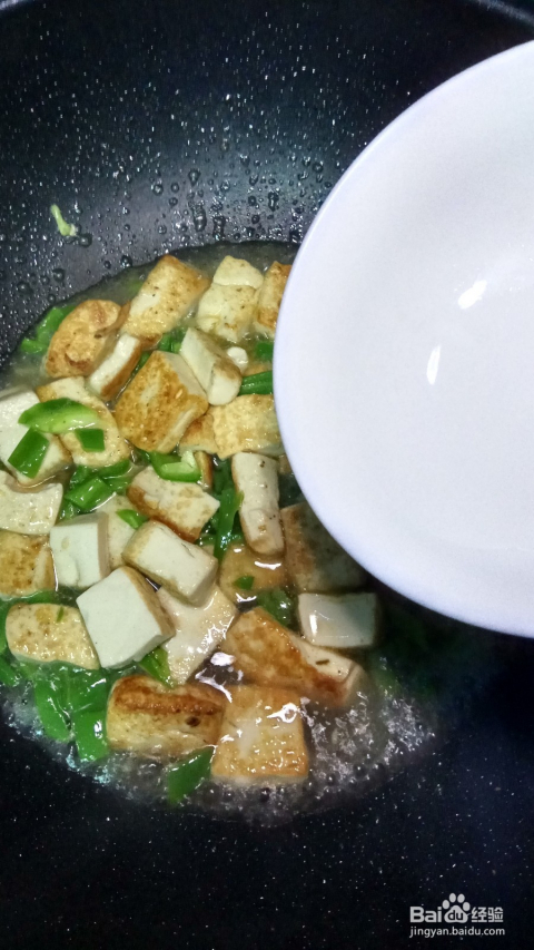 青辣椒炒豆腐湘菜的做法