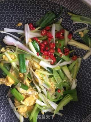 青蒜鸡蛋肉丝的做法