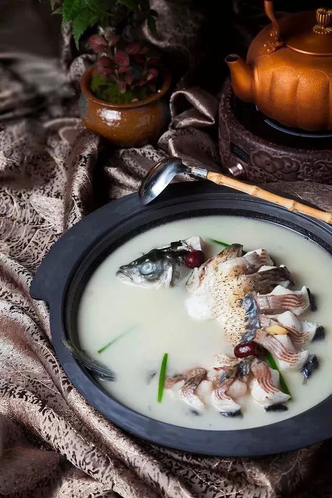 家常豆腐炖鱼，营养美味双丰收的佳肴制作指南