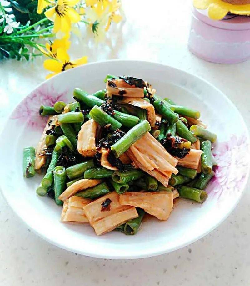 梅干菜豆角的魅力，传统食材的现代风味探秘