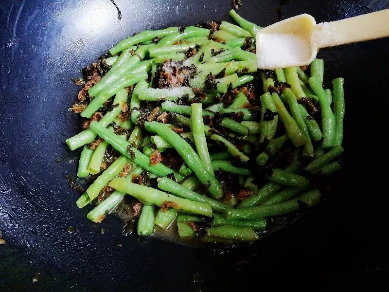梅干菜豆角的魅力，传统食材的现代风味探秘