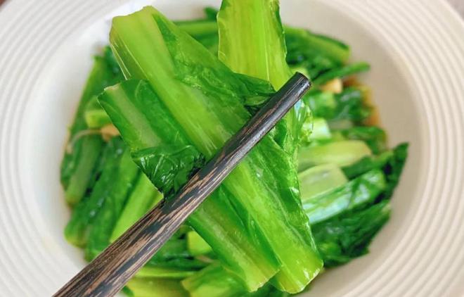 蒜苗拌炸豆腐丝，家常美味，营养满分