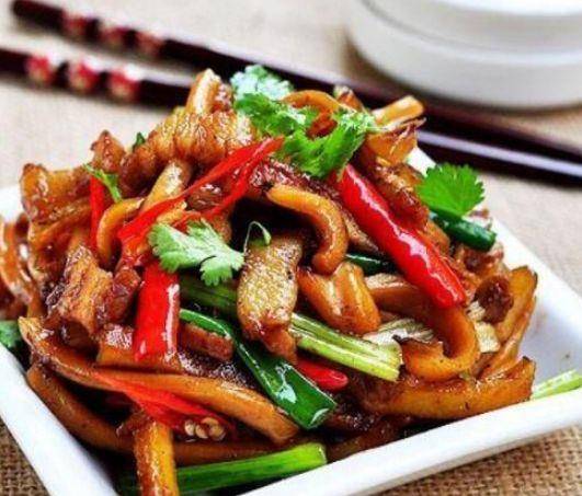 家常美味，炸豆腐肉蒜苔的制作秘诀与营养解析