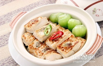 南宁特色美食探秘，酿水豆腐的制作与美味