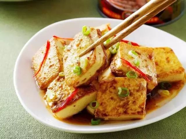 藕盒夹豆腐，家常美食中的美味与营养