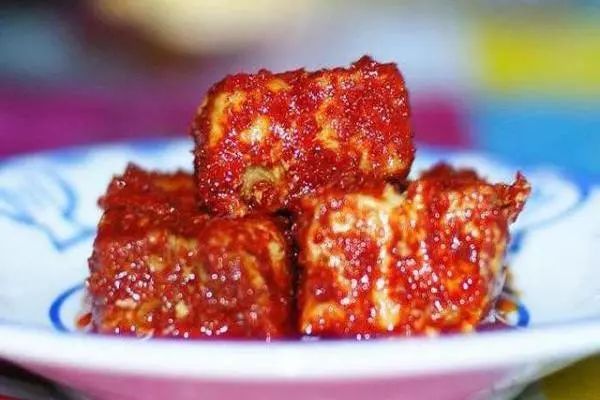 女性自制豆腐乳，传承美味，呵护健康