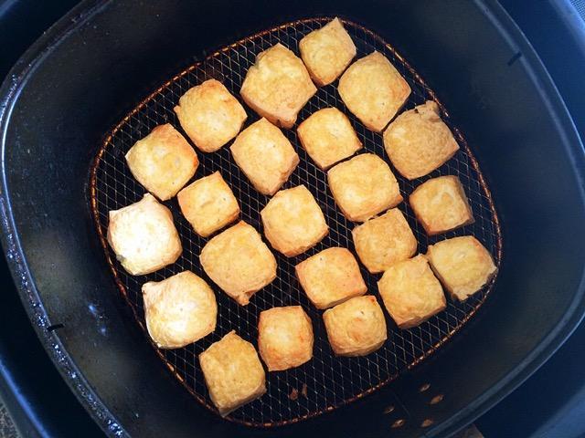 豆腐新吃法，香脆可口，营养满分——炸豆腐的家常做法解析