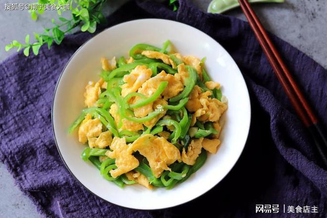 夏日清爽佳肴，凉拌豆腐丝洋葱青椒的做法与功效