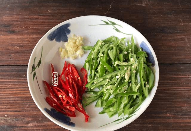 夏日清爽佳肴，凉拌豆腐丝洋葱青椒的做法与功效