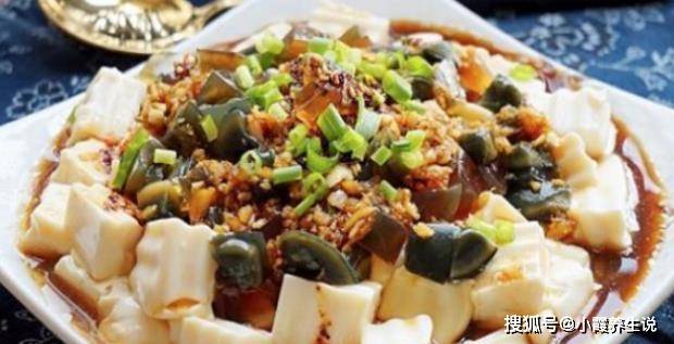 皮蛋麻油炖豆腐，家常美味，养生佳品