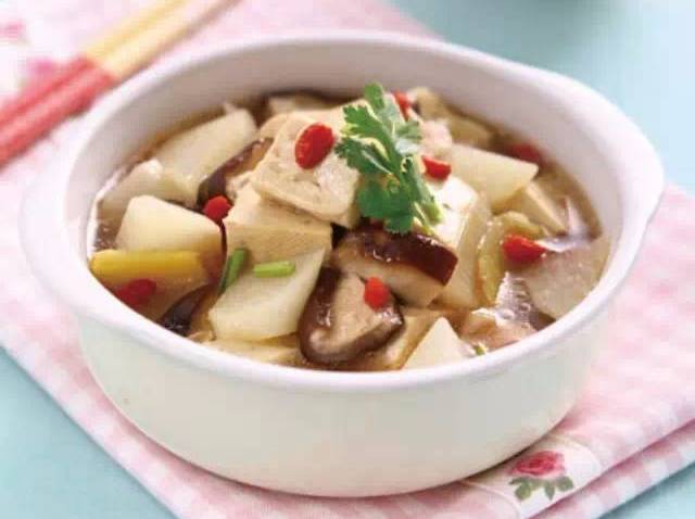 腐竹炖萝卜豆腐，家常美味，滋养身心