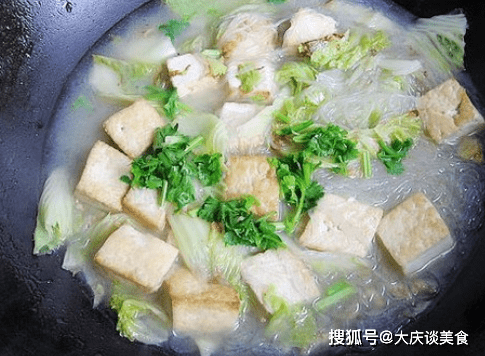 包菜炖豆腐汤，家常美味中的健康密码
