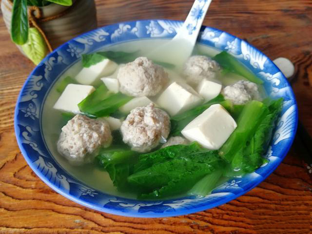 包菜炖豆腐汤，家常美味中的健康密码