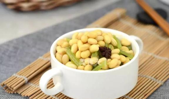 黄豆炖豆腐泡，家常美食中的营养宝藏