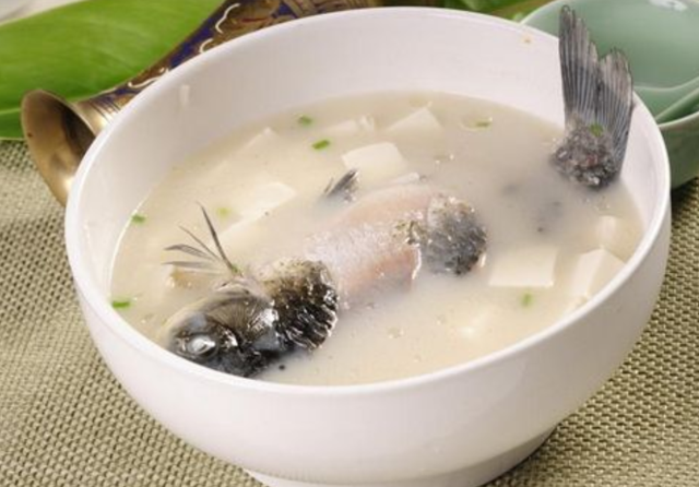 鱼肉炖豆腐鱼汤，鲜美滋补的家常佳品