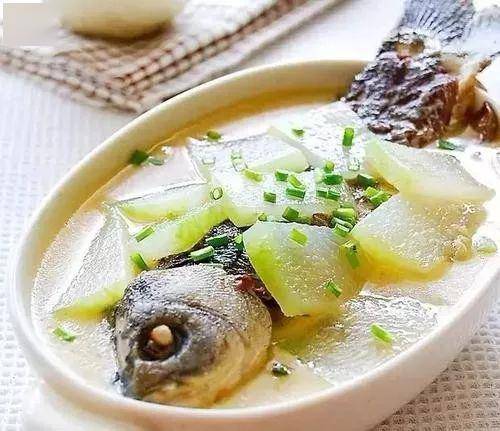 鱼肉炖豆腐鱼汤，鲜美滋补的家常佳品