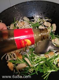 韭菜炒鱼饼的做法