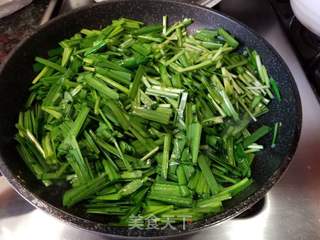 韭菜炒鱼饼的做法