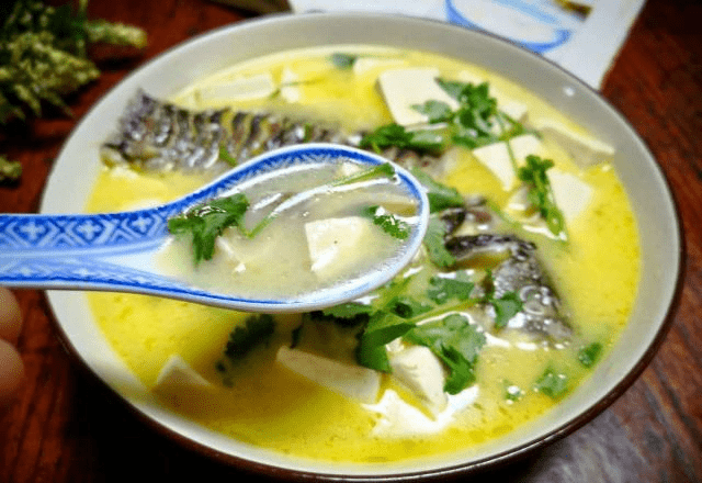 鲫鱼豆腐萝卜白菜汤，滋补养生的家常美味