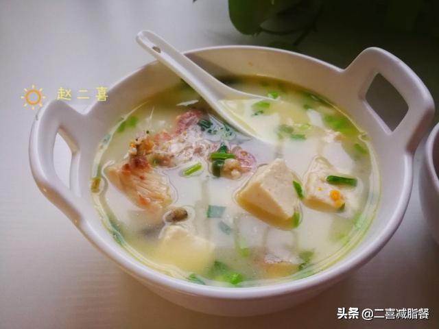 鲫鱼豆腐萝卜白菜汤，滋补养生的家常美味