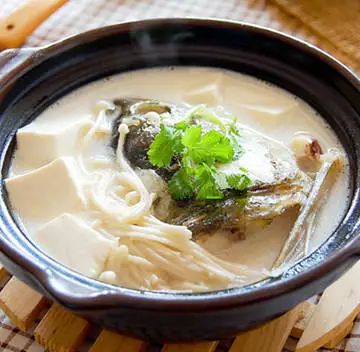 酱鱼头炖豆腐，家常美食中的鲜美秘诀