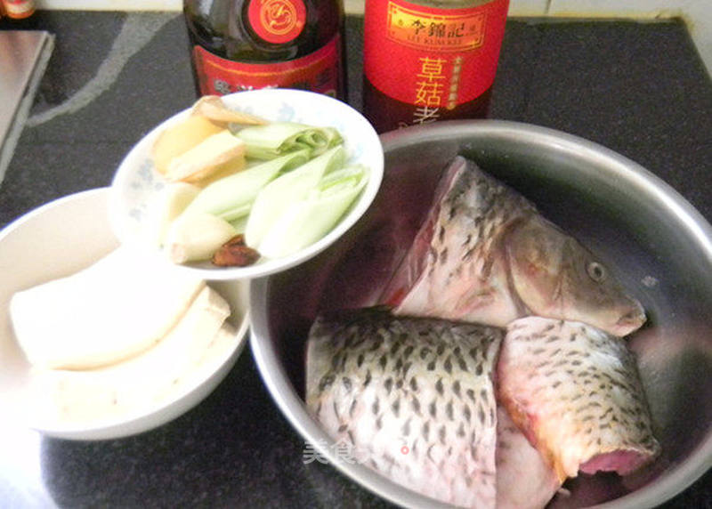 酱鱼头炖豆腐，家常美食中的鲜美秘诀