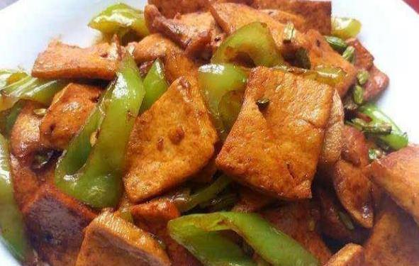 傣族风味美食，青椒炒豆腐的制作与养生之道