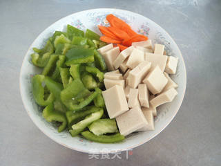 傣族风味美食，青椒炒豆腐的制作与养生之道
