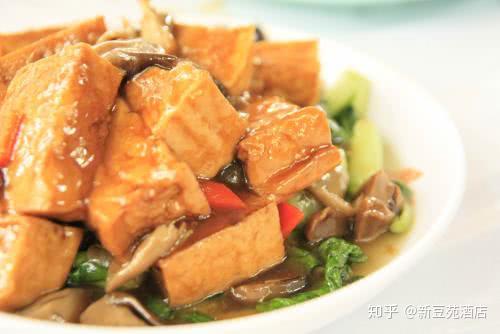 特色豆腐炖鸡块，家常美食的全新演绎