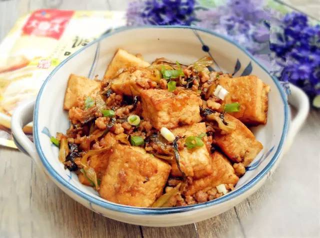 雪菜肉沫豆腐，家常美食的鲜美诱惑