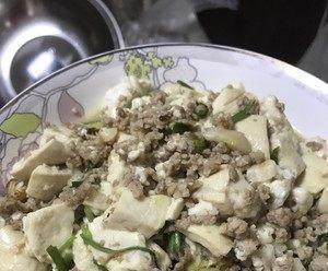 青椒肉末豆腐，家常美食的鲜美搭配与简单做法