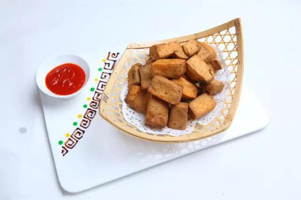 东北油炸臭豆腐，传统小吃的美味与秘籍