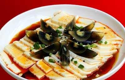麻油拌皮蛋豆腐，家常美味，营养满分
