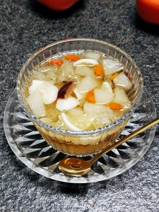 银耳雪梨汤百合，润肺养颜的秋季滋补佳品