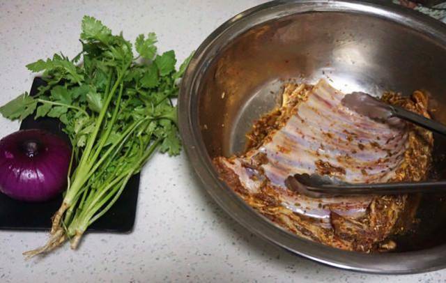 锡纸羊排的美味奥秘，锁住鲜嫩，轻松入门家常菜谱