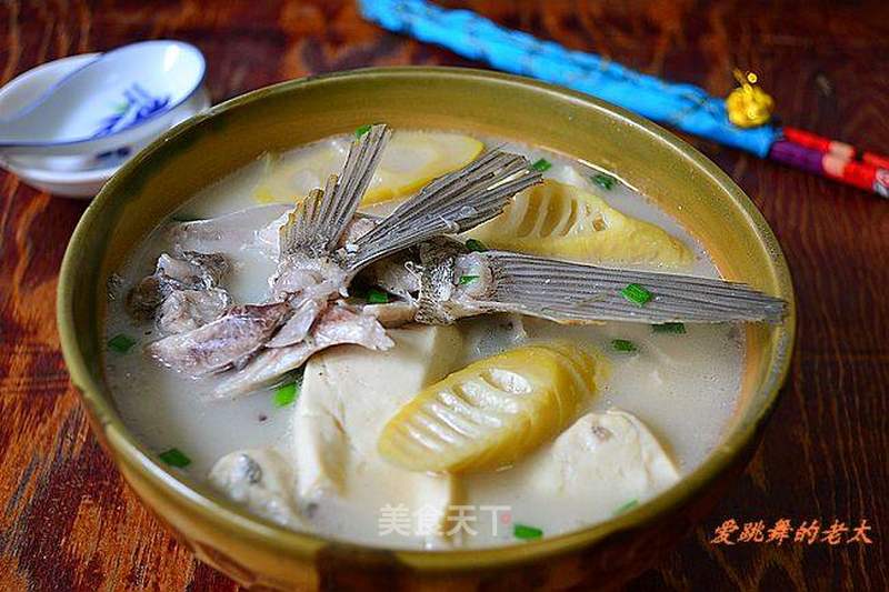 鱼头炖豆腐春笋——鲜美滋养的家常美食