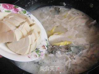 鱼头炖豆腐春笋——鲜美滋养的家常美食